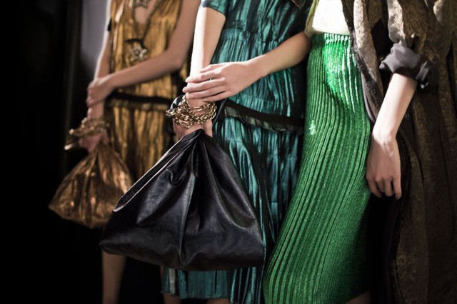 Bộ sưu tập Xuân/Hè 2014 của thương hiệu thời trang Lanvin đã xuất hiện chiếc túi đen bóng lủng lẳng trong tay các người mẫu trên sàn catwalk. Nhiều người cho rằng, chiếc túi này giống túi đựng rác bình thường.