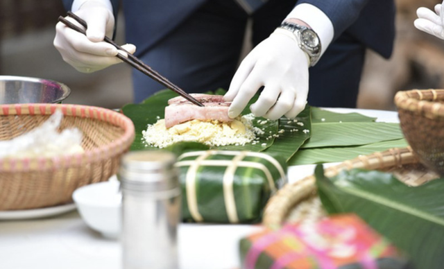 Được biết, đôi đũa này có giá dao động trong khoảng... 3 triệu đồng. Với nước sơn đen bóng, phần đuôi có chút họa tiết đặc trưng của Versace, đôi đũa sẽ khiến miếng bánh chưng mấy chục nghìn của bạn thêm phần cao sang phú quý, tựa hồ như món tôm hùm, vi cá mập vậy.