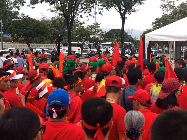 Đi kèm với đoạn clip, trang Twitter chính thức của đội tuyển bóng đá quốc gia Thái Lan còn kèm theo vài dòng nhắn bằng tiếng Anh dịch ra là: "Cám ơn Việt Nam. Hẹn gặp lại các bạn và chúc may mắn".