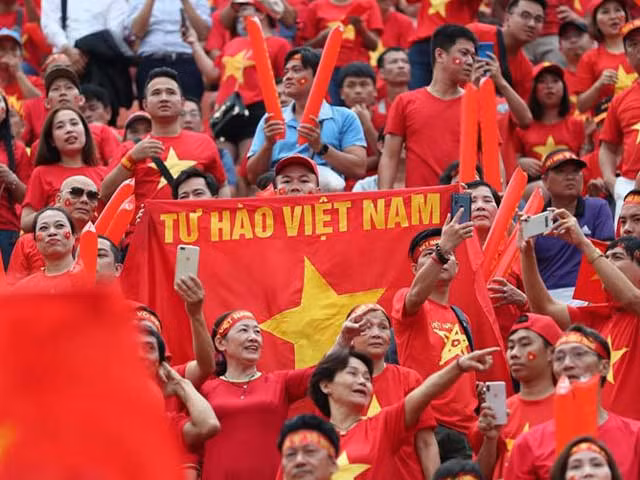 Những hình ảnh đẹp của CĐV Việt Nam chắc chắn khiến bạn bè nhìn bằng con mắt thân thiện.