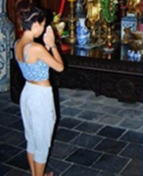 Thay vì những trang phục kín đáo, trang trọng thì cô gái này lại diện chiếc áo hở rốn, chân đi dép tông rất không phù hợp khi đi lễ chùa.