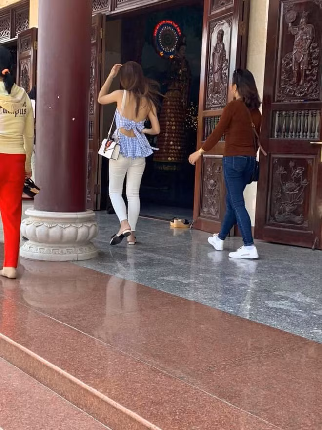 Hình ảnh ăn mặc phản cảm đi lễ chùa đầu năm của các cô gái đang được chia sẻ khá nhiều trên mạng xã hội và khiến người xem lên tiếng chỉ trích liên tục.