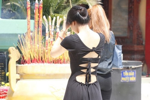 Mặc dù không khoe ra những phần nhạy cảm, nhưng cách ăn mặc "cắt xẻ" táo bạo của cô gái trên cũng khiến nhiều người nóng mắt.