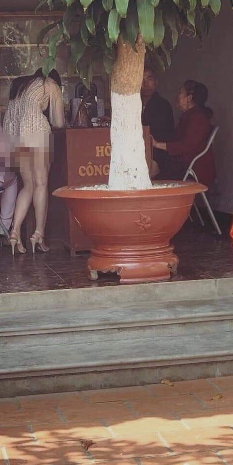 Những bộ quần áo mỏng, xuyên thấu, những chiếc váy ngắn đều được những cô gái vận lên mình rồi bước qua cổng đền, chùa.