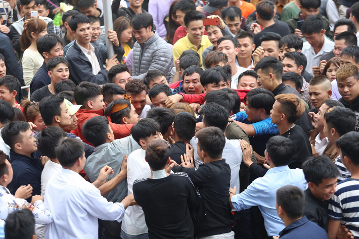 Cảnh tượng kinh hoàng tranh cướp nhau từng sợi chiếu trong hội Đúc Bụt.