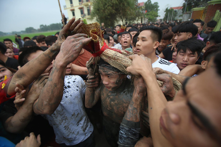 Trên đường trở về đình để báo cáo với Thành hoàng làng, đội bảo vệ rất vất vả để đưa được "Bụt" đến nơi an toàn.