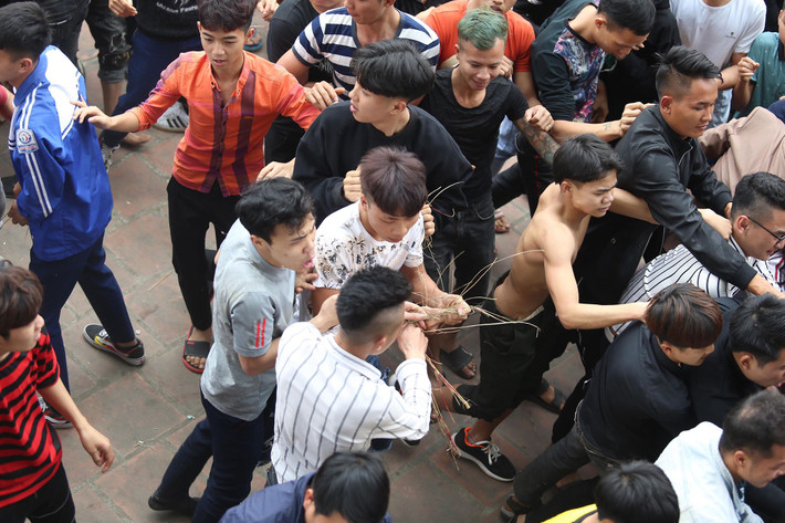 Nhiều người dẫm đạp, nhảy lên người nhau để giành giật. Chiếu giữa được chú ý hơn cả vì người dân ở đây quan niệm nó mang lại nhiều may mắn, ai cướp được sẽ sinh con trai.