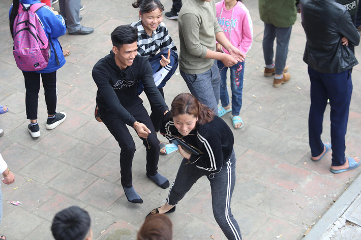 Nhiều người sau khi giành được chiếu vui vẻ chia sẻ lại cho những người khác.