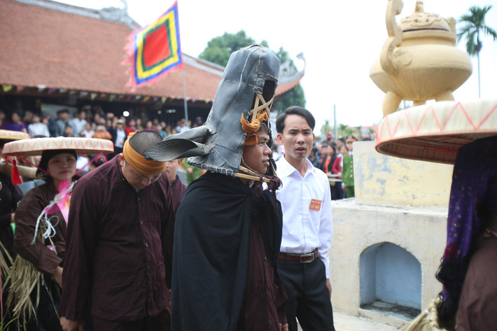 Sau đó, "Bụt" được trùm chiếu lên người. Đây là một nghi thức có ý nghĩa quan trọng bởi theo tâm linh ai giành được manh chiếu sẽ mang lại may mắn cả năm. Còn các gia đình nào chưa có con cái sẽ sinh được quý tử.