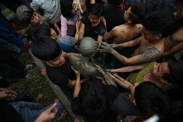 3 thanh niên trẻ chưa vợ được chọn làm "Bụt" xuất thân trong gia đình song toàn, ấm êm, hòa thuận, được hàng xóm mến phục tin yêu. 3 Bụt năm nay lần lượt: Trần Trọng Hưng (16 tuổi), Ngô Trọng Hải (18 tuổi) và Nguyễn Đức Hoàn (18 tuổi).