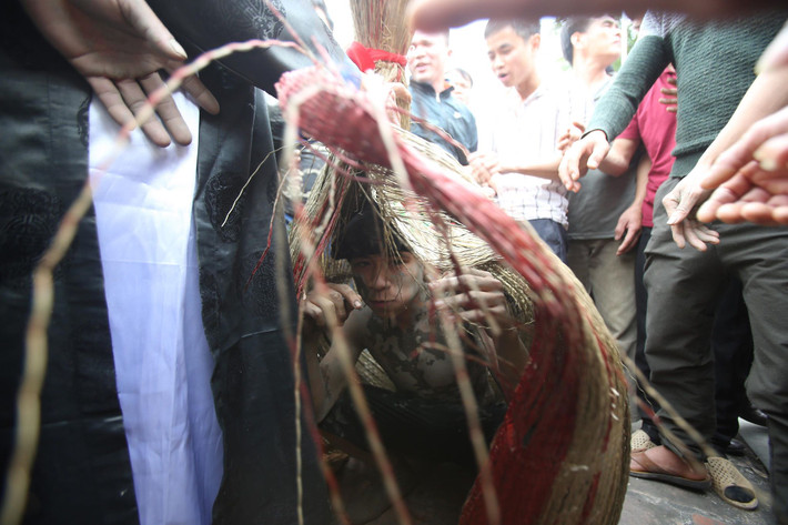 Vào những năm trước, hội Đúc Bụt xảy ra tình trạng chen lấn, xô đẩy chảy máu. May mắn hôm nay lễ hội này không có tình huống nào đáng tiếc xảy ra.