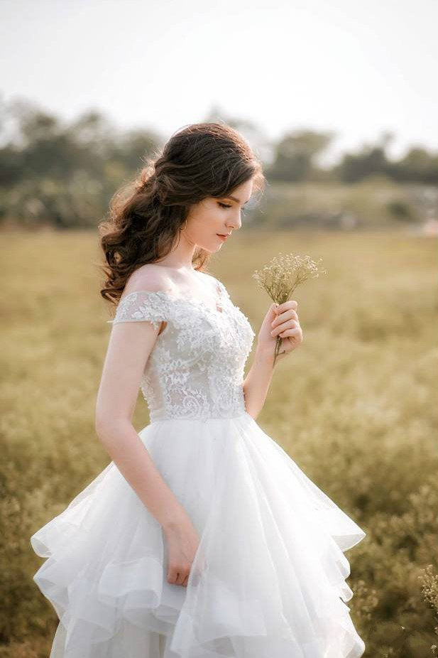 Với gương mặt xinh xắn và chiều cao ấn tượng, Hằng nhận được nhiều lời mời hợp tác và trở thành mẫu ảnh của nhiều shop thời trang.