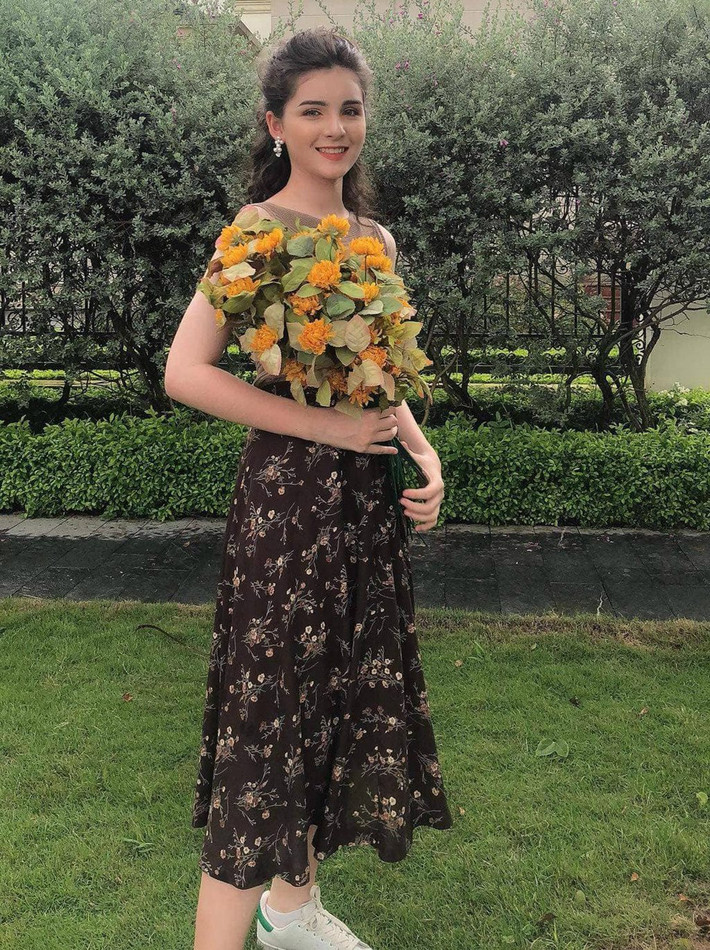 Ngọc Hằng vui vẻ nói rằng cô thường được mọi người chú ý ở trường vì chiều cao nổi bật.