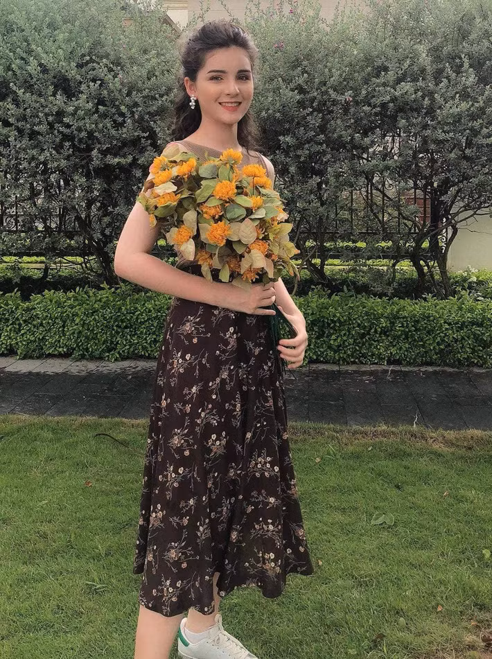 Ngọc Hằng vui vẻ nói rằng cô thường được mọi người chú ý ở trường vì chiều cao nổi bật.