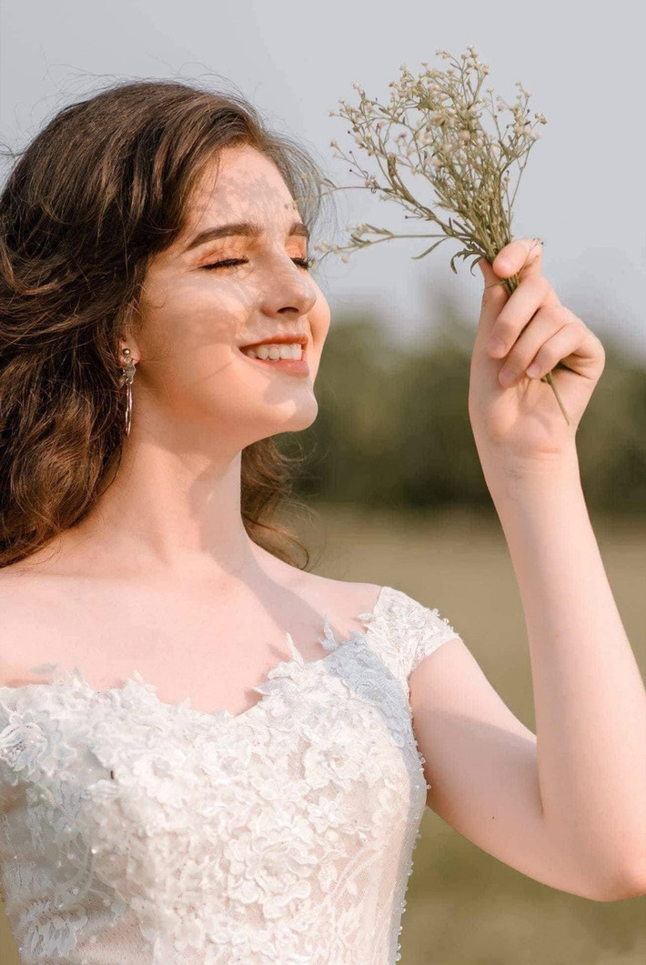 Ngọc Hằng có bố là người Nga, mẹ là người Việt Nam. Cô bạn con lại này sinh ra tại xứ sở bạch dương, đến năm 6 tuổi thì về quê mẹ sinh sống.