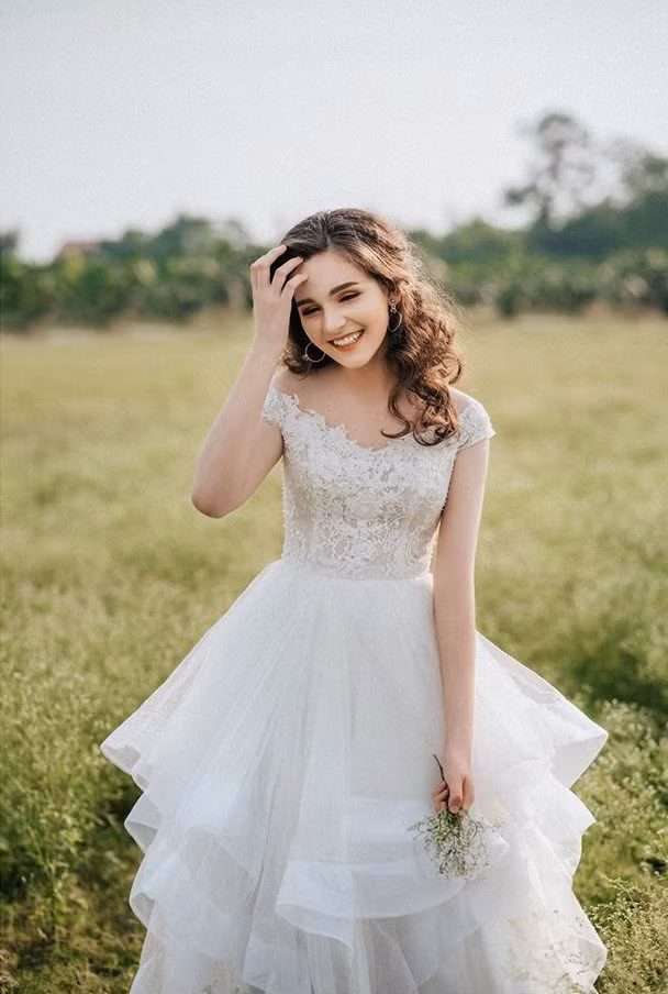 Từ bé Hằng đã nói song song 2 ngôn ngữ Việt - Nga nên thời gian đầu về nước, cô không gặp nhiều khó khăn trong việc giao tiếp bằng tiếng Việt.