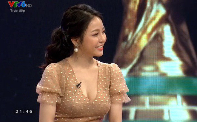 Tuy nhiên, đi kèm với sự nổi tiếng nhờ khoe thân, Trâm Anh cũng vấp phải rất nhiều ý kiến cho rằng phong cách của cô nàng không phù hợp, đặc biệt khi xuất hiện trên sóng truyền hình và các sự kiện thu hút giới truyền thông.