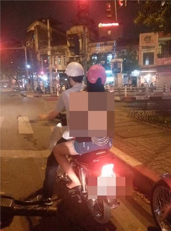 Thậm chí, nhiều người còn vô tư ăn mặc thả rông vào những ngày hè và lý do được đưa ra đó là cho đỡ nóng.