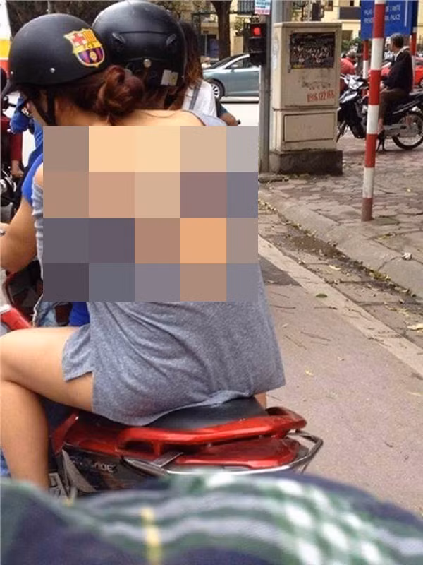 Việc những cô gái ăn mặc thiếu vải, hở hang đi ra đường vốn không phải chuyện hiếm dù những hình ảnh này luôn nhận về cả "rổ gạch đá".