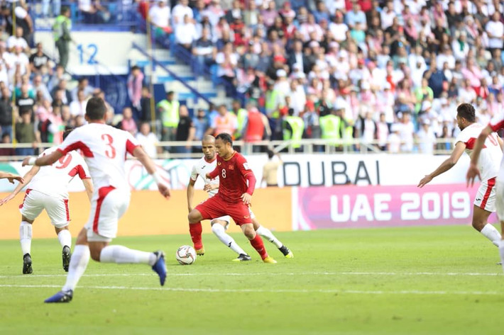 Trước khi thực hiện đường chuyền đẳng cấp giúp Công Phượng ghi bàn gỡ hòa cho Việt Nam trước Jordan, Trọng Hoàng đã có những pha xuống cánh cực tốt độ để đưa bóng ngược về tuyến hai cho đồng đội.