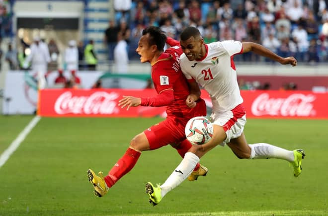 Đúng như dự đoán cánh trái của Jordan (cánh phải của đội tuyển Việt Nam) được dự báo là chiến trường khốc liệt nhất trận đấu vòng 1/8 Asian Cup 2019 khi đối phương liên tục phát triển bóng về hướng đó để tấn công. Điều này khiến nhiều người lo lắng liệu Trọng Hoàng với tuổi tác có trụ nổi.