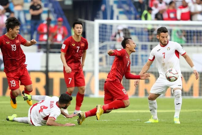 Với tốc độ, khả năng xử lý bóng và độ quái, Trọng Hoàng tỏ ra nguy hiểm trong những pha phối hợp tấn công cùng đồng đội.