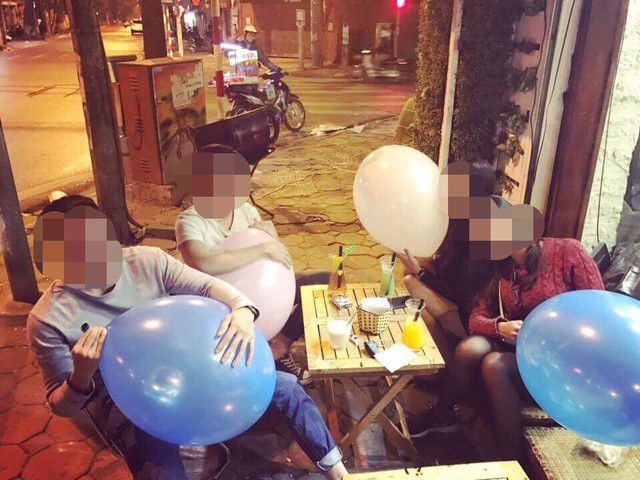 Dù biết được tác hại của bóng cười nhưng nhiều bạn trẻ ngày nay ngoài việc ra ngoài các quán cafe để hút, thì họ còn sẵn sàng bỏ ra số tiền vài triệu đồng để mua bóng cười về nhà.