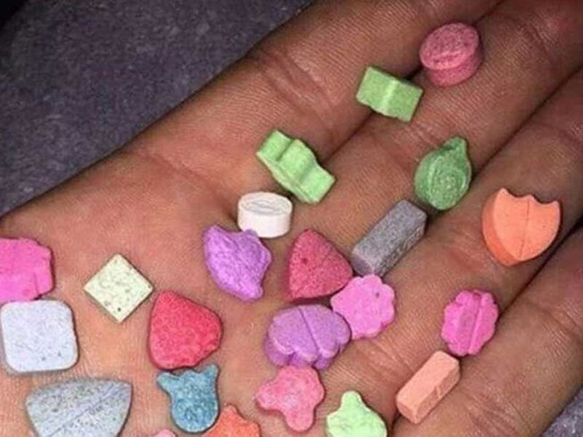 Thậm chí, nhiều người dùng mạng xã hội sẵn sàng rao bán chất cấm này để phục vụ "khách làng chơi" thỏa mãn nhu cầu phê pha trong thế giới ảo giác của mình. (Ảnh minh hoạ)