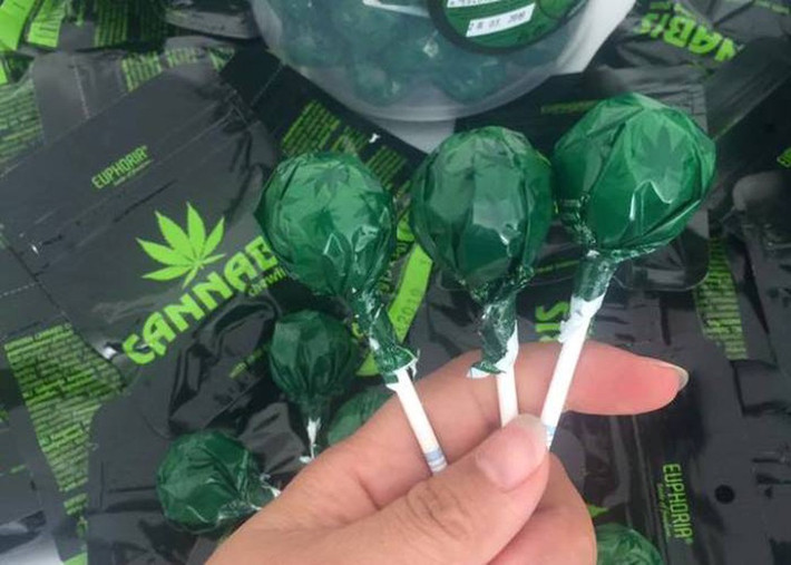 Hình hài không khác gì cây kẹo mút bình thường nhưng bên trong lớp vỏ kia là loại chất kích thích bị cấm.