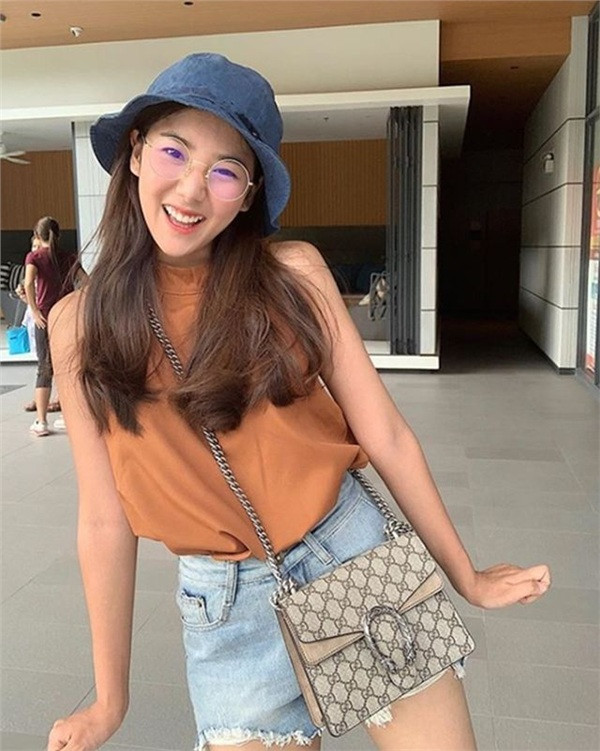 Song song với việc áp dụng ăn kiêng và chạy bộ, Smile tuân thủ nguyên tắc không ăn sau 16 giờ chiều. Mọi bữa ăn của cô nàng này chỉ bắt đầu từ 8 giờ sáng, kết thúc trước 4 giờ chiều.