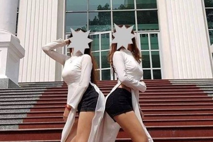 Cụ thể, hai cô gái khoác lên mình chiếc áo dài nữ sinh tuy nhiên bên trong lại mặc chiếc quần short ngắn khoe đôi chân khá thô.