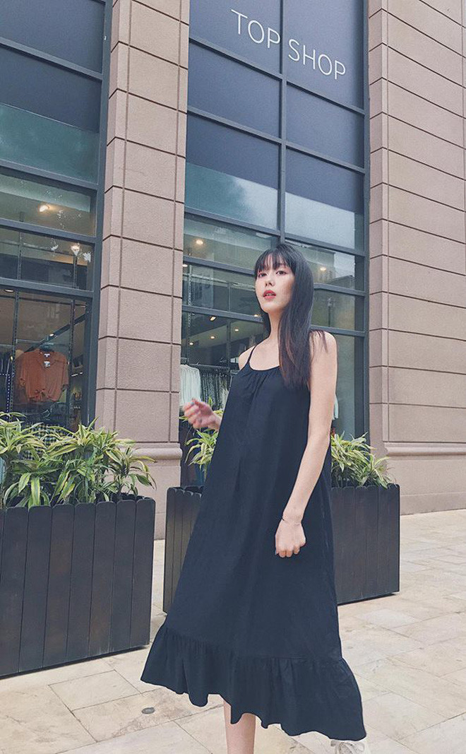 Chỉ cần khéo léo dấu chiếc bụng với váy rộng hay áo sơmi over size là nhìn Ngọc Ánh vẫn chẳng khác gì lúc chưa có em bé. Chưa hết, cô nàng hot girl 9X này vẫn giữ được làn da mịn màng cùng nét mặt rạng rỡ, tươi tắn.