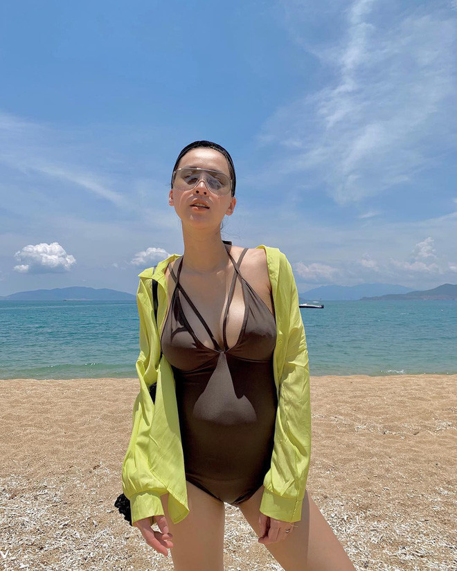 Mai B (tên thật: Bế Hoàng Mai, 1991) là cô nàng người mẫu kiêm stylist có tiếng ở Hà Nội một thời. Mai B kết hôn vào tháng 4 vừa rồi và nhanh chóng thông báo có tin vui ngay sau đó.