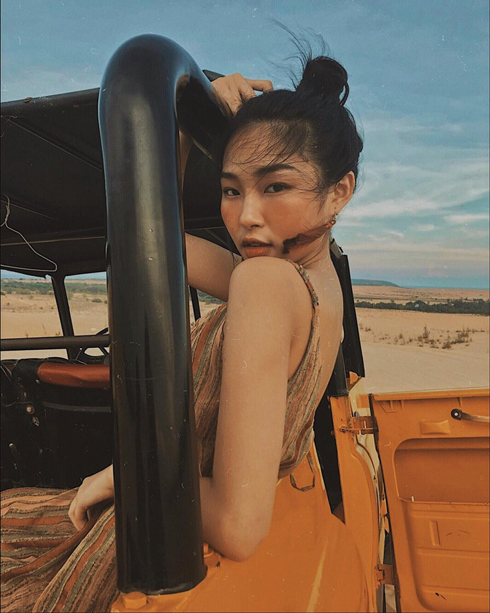 Cụ thể, nói về mẫu bạn trai lý tưởng Thu Hà cho hay: "Không lăng nhăng, vui tính, thích du lịch, biết lắng nghe và muốn hiểu mình. À một công việc ổn định nữa, cần thiết mà phải không?".