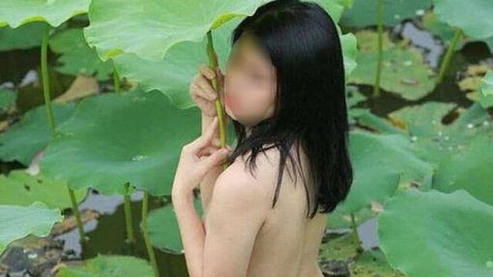 Những ngày qua, bức ảnh cô gái nude ngâm mình dưới hồ sen trở thành chủ đề nóng khiến CĐM bàn tán xôn xao.