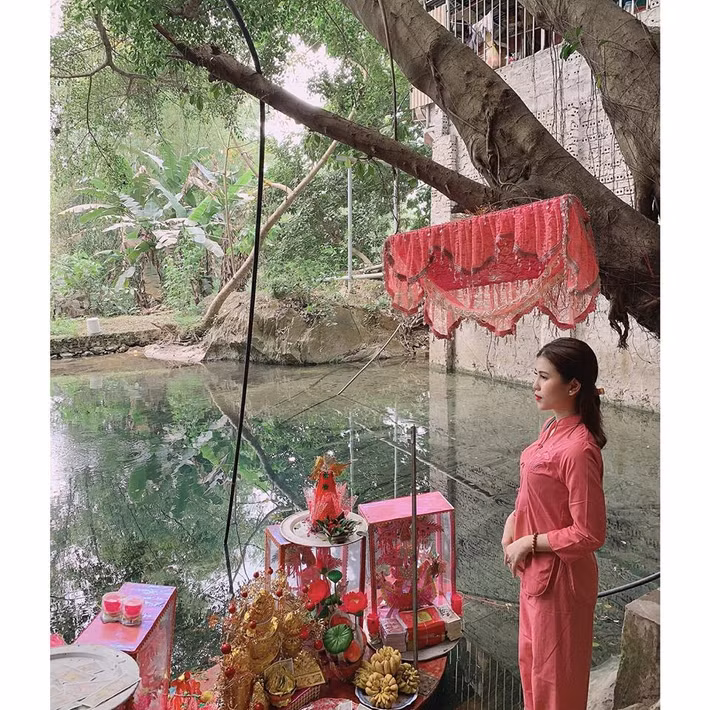 Trên trang cá nhân của mình, ngoài việc đăng tải những bức ảnh chụp khi làm người mẫu ảnh, nữ sinh 9X này cũng chia sẻ rất nhiều bức ảnh đời thường của mình.