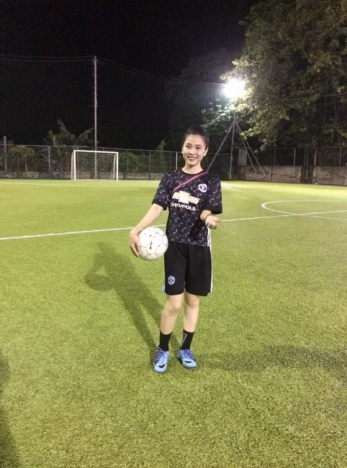 Được biết, L.T.H hiện tham gia vào vai diễn viên quần chúng trong bộ phim sitcom về tuổi học trò mang tên "Siêu Quậy".