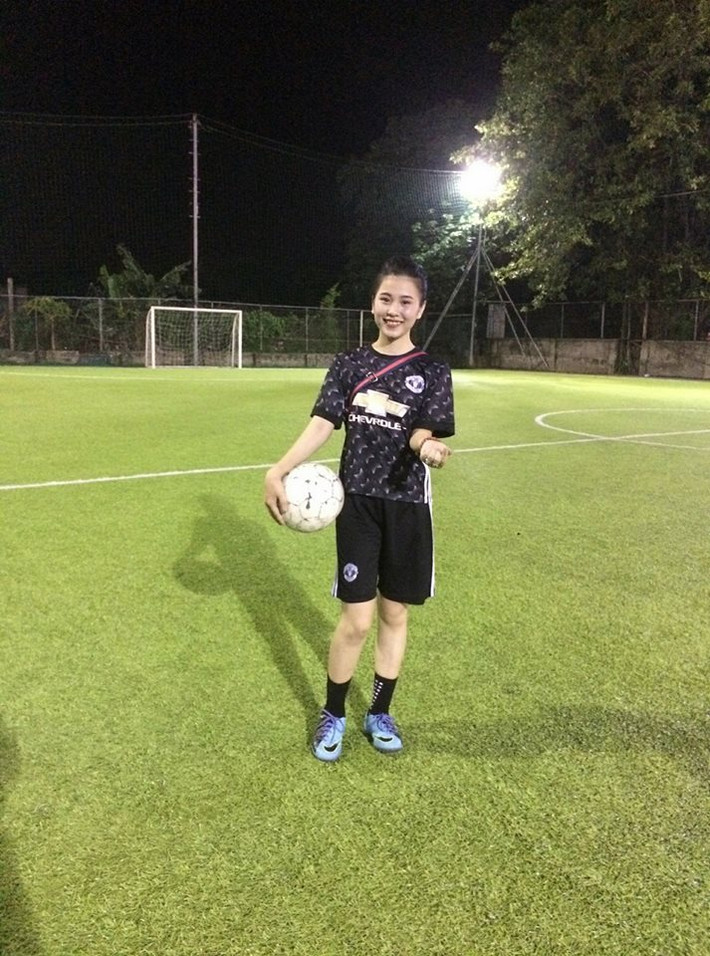 Được biết, L.T.H hiện tham gia vào vai diễn viên quần chúng trong bộ phim sitcom về tuổi học trò mang tên "Siêu Quậy".