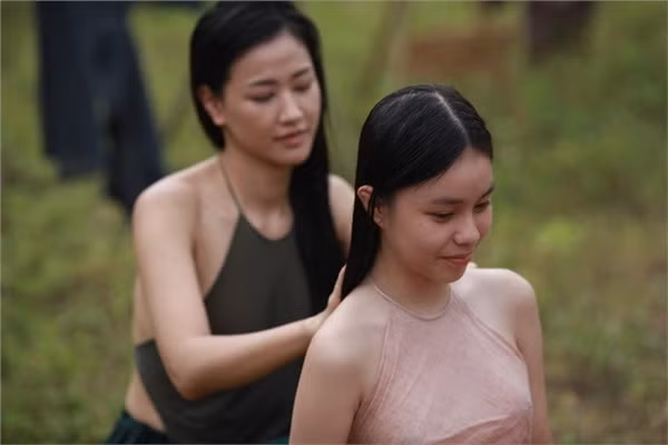 Việc để diễn viên 13 tuổi đóng cảnh nóng trong bộ phim "Người vợ ba" đã mang đến rất nhiều bàn luận xôn xao từ CĐM. Đa phần dân mạng đều cho rằng, việc này sẽ ảnh hưởng không tốt giới trẻ nhưng số khác lại cảm thấy thích thú khi Trà My diễn quá đạt trong phân cảnh của mình.