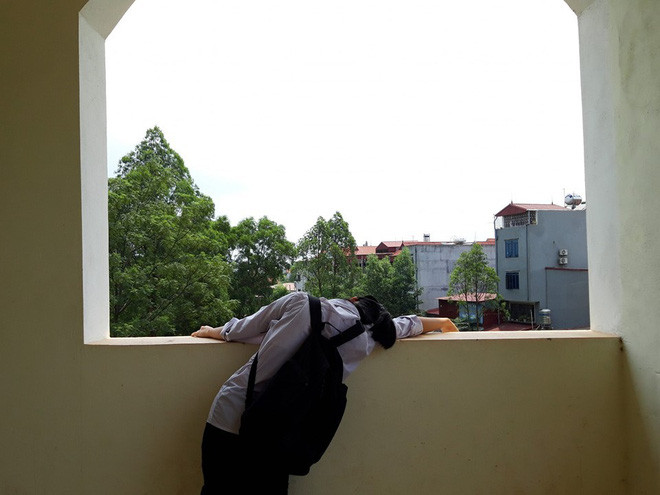 Dù cố thể hiện sự "kiệt sức", nhưng Hương Ly lại khiến CĐM cười sấp mặt vì độ "mặn" của mình.