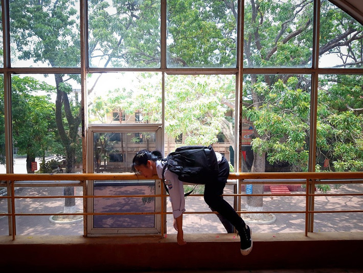 Còn với các "tiền bối" thì bồi hồi nhớ lại sau khi xem bộ ảnh "khi trường học khiến em kiệt sức" rằng: "Nhớ lại cách đây mấy năm khi cũng phải đối mặt với cuộc thi đầy áp lực mà phục mình vãi. Chưa bao giờ nghĩ mình học "trâu" tới thế, ngày quên ăn, quên ngủ để học".