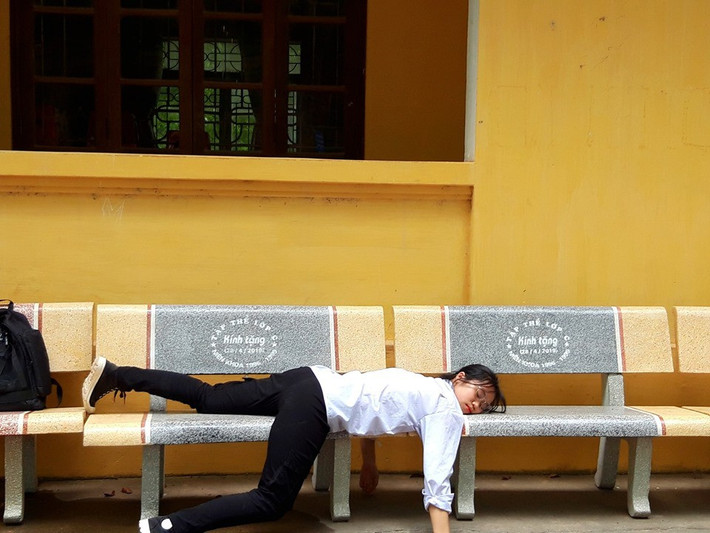 Đơn cử như mới đây, bộ ảnh với tựa đề "khi trường học khiến em kiệt sức"của cô nữ sinh Bắc Giang được đăng tải lên một diễn đàn trên Facebook đã nhanh chóng làm "dậy sóng" CĐM.