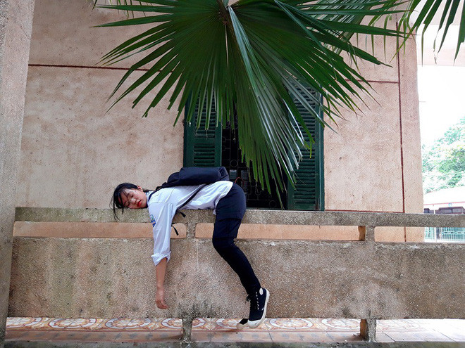 Cụ thể, trong bộ ảnh "khi trường học khiến em kiệt sức", cô nữ sinh 10X Bắc Giang - Nguyễn Thị Hương Ly – hiện đang là học sinh lớp 12 trường THPT Tân Yên số 1 (Bắc Giang) đã thể hiện sự "kiệt sức" của mình trước áp lực thi cử, trường lớp.