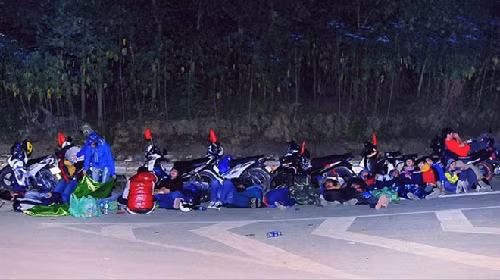 Hình ảnh nghỉ đêm giữa đường của đoàn phượt được CĐM đăng tải cách đây chưa lâu.