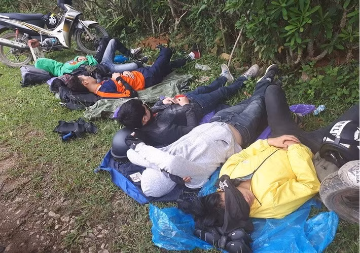 Còn nickname T.P chia sẻ: "Mình đã có đôi lần ngủ rãnh và mình khuyên các bạn rằng, khi chọn nằm nghỉ ở rãnh các đoàn phượt nên tránh những khúc cua, chọn đường rộng và thoáng về tầm nhìn để tránh nguy hiểm".