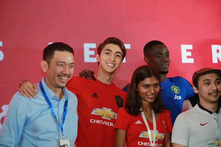 Theo chia sẻ của chàng hot boy kiêm diễn viên này, đây là sự kiện được tổ chức tại Singapore khi dàn cầu thủ của MU gồm Jesse Lingard, Nemanja Matic, Eric Bailly tới tham dự sự kiện và gặp gỡ người hâm mộ.