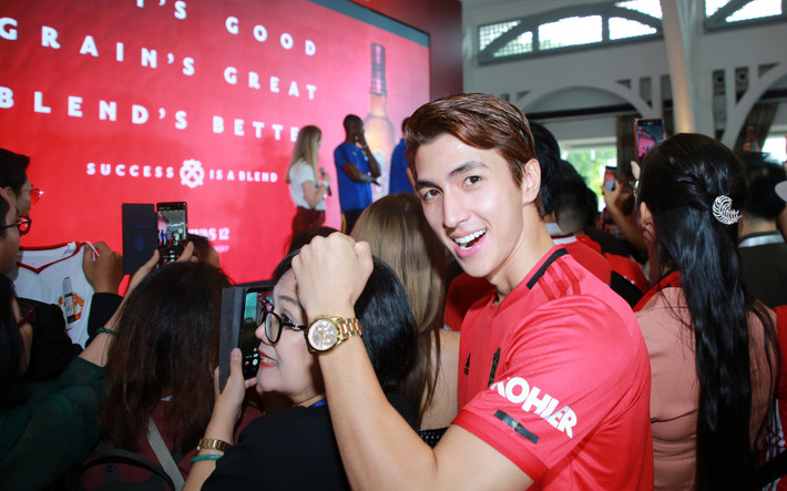 Cụ thể, mới đây trên trang cá nhân của mình, hot boy Bình An đã cho đăng tải những bức ảnh anh xuất hiện ở khoảng cách vô cùng gần với dàn sao của MU tại Singapore.