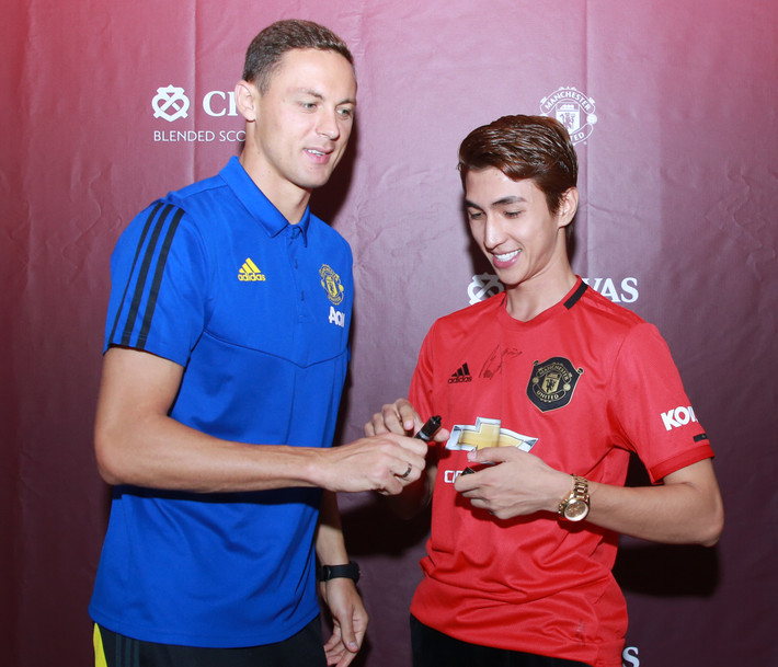 . Hot boy điển trai lộ rõ vẻ phấn khích và hào hứng khi được trò chuyện cùng sao MU. Sau đó, Bình An được tiền vệ Nemanja Matic ký tặng lên ngực áo.