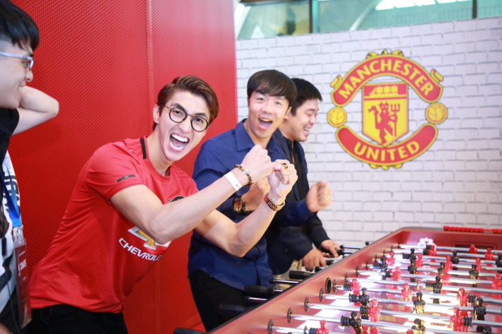 Được chứng kiến các cầu thủ MU thi đấu là điều mà bất cứ ai cũng ao ước, nhưng khi được gặp ở khoảng cách gần các siêu sao của CLB giàu truyền thống này không phải ai cũng có cơ hội. Mới đây, chính hot boy Bình An là người có cơ hội này.