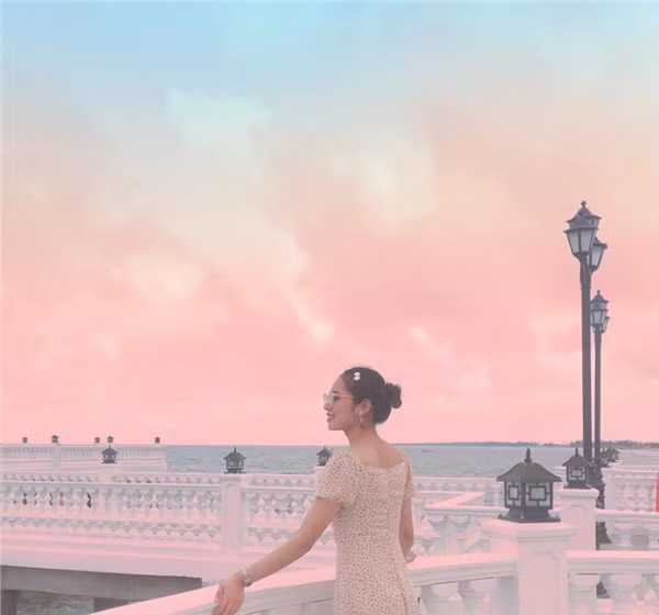 Cũng chỉ với số tiền trên, các bạn trẻ sẽ tha hồ được đắm chìm, tận hưởng từng làn gió biển một cách chân thực nhất, hít hà hương vị của biển và chỉ cần đứng thôi đã có hàng trăm bức ảnh sống ảo.